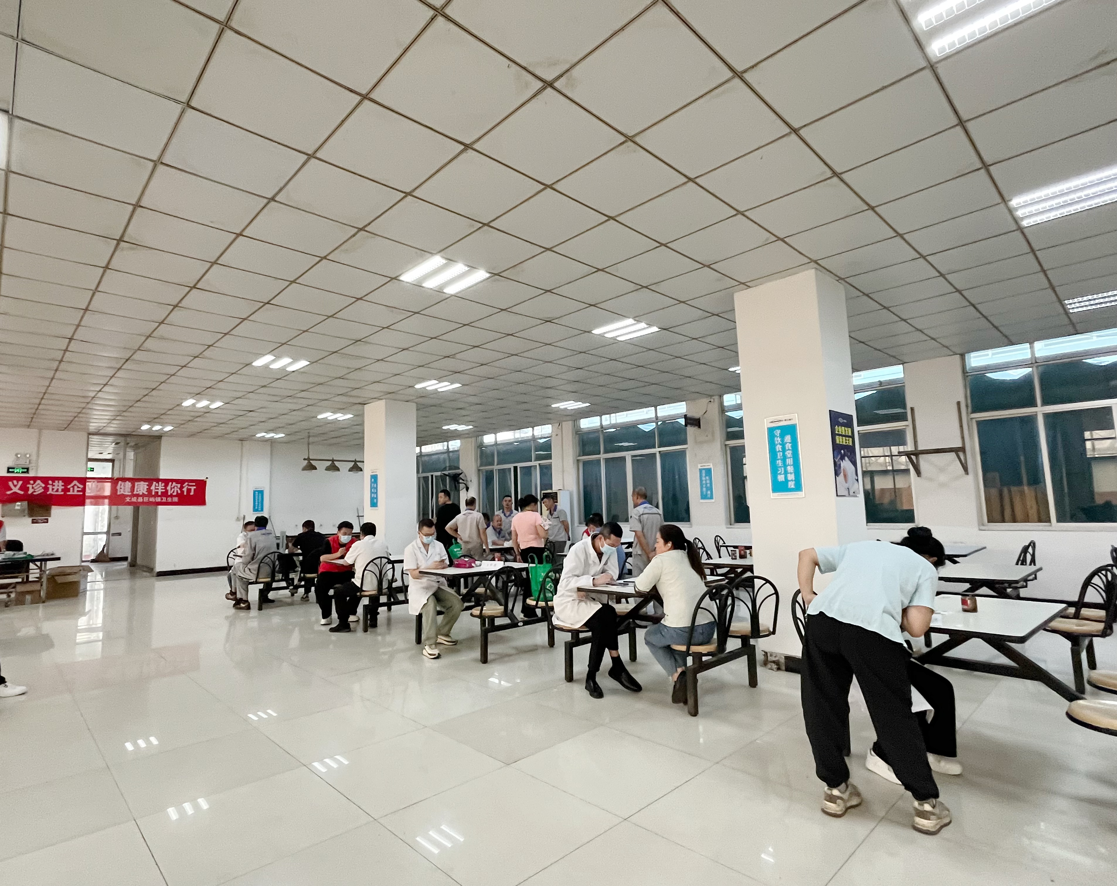 Health Clinic into Descas,   considerate service warm heart